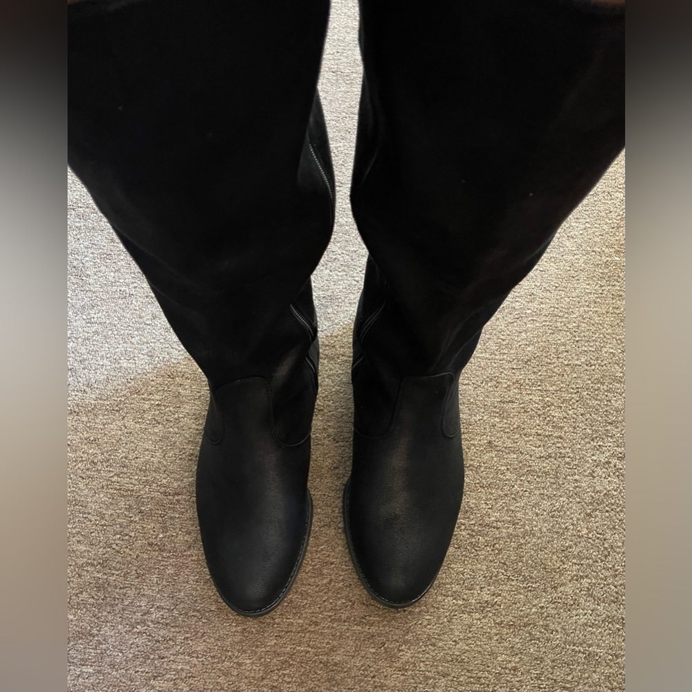 NWOT: A beautiful pair of black Bella Vita boots.